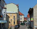 Zdjęcie przedstawia ulicę 5 Marca w Połczynie -Zdroju, widok od skrzyżowania z Targową.                                                                                                                 