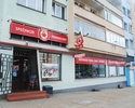 Zdjęcie przedstawia sklep Małpka Express od strony wejścia, który znajduję się na ulicy Wyszyńskiego w Szczecinie.                                                                                      