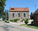 Zdjęcie przedstawia kościół parafialny pw. Stanisława BM w Sikorach.                                                                                                                                    