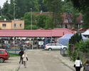Zdjęcie przedstawia targ miejski w Złocieńcu.                                                                                                                                                           