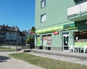 Zdjęcie przedstawia sklep Freshmarket od strony wejścia, który znajduję się na ulicy Andrzejewskiego.                                                                                                   
