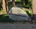 Zdjęcie przedstawia obelisk poświęcony Januszowi Kusocińskiemu                                                                                                                                          