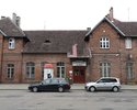 Zdjęcie przedstawia dworzec kolejowy w Złocieńcu.                                                                                                                                                       