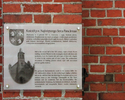 Zdjęcie przedstawia tablicę informacyjną na kościele w Prochnówku.                                                                                                                                      