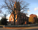 Zdjęcie przedstawia kościół z czerwonej cegły.                                                                                                                                                          
