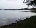 Zdjęcie przedstawia panoramę jeziora.                                                                                                                                                                   
