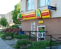 Zdjęcie przedstawia sklep Żabka od strony wejścia, który znajduję się na ulicy Brązowej w Szczecinie.                                                                                                   