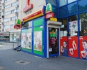 Zdjęcie przedstawia sklep Żabka od strony wejścia, który znajduję się na alei Wojska Polskiego w Szczecinie.                                                                                            