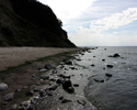 Zdjęcie przedstawia kamienno-piaszczystą plażę.                                                                                                                                                         