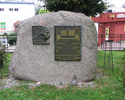 Zdjęcie przedstawia głaz, na którym znajdują się dwie tablice pamiątkowe ku czci oficerom polskim zamordowanych w Katyniu.                                                                              