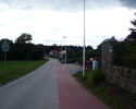 Widok na ulicę w miejscowości Trzesieka.                                                                                                                                                                