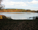Zdjęcie przedstawia panoramę jeziora.                                                                                                                                                                   