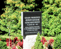 Zdjęcie przedstawia tablicę pamiątkową wykonaną z czarnego marmuru, ku pamięci Księdza Proboszcza Zenona Łuczaka.                                                                                       