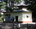 Zdjęcie przedstawia budynek informacji turystycznej w Międzyzdrojach.                                                                                                                                   