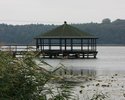 Zdjęcie przedstawia drewniany domek na jeziorze                                                                                                                                                         