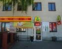 Zdjęcie przedstawia sklep Żabka od strony wejścia, który znajduję się na ulicy Szybowcowej w Szczecinie.                                                                                                