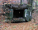 Zdjęcie przedstawia pozostałości bunkra.                                                                                                                                                                