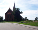 Zdjęcie przedstawia kościół z czerwonej cegły w Lubiniu.                                                                                                                                                