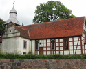 Zdjęcie przedstawia kościół w Tychowie.                                                                                                                                                                 