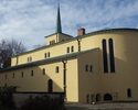 Zdjęcie przedstawia żółty budynek kościoła                                                                                                                                                              