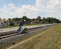 Widok ogólny na dworzec kolejowy wraz z otoczeniem zielonym.                                                                                                                                            
