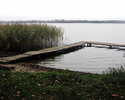 Zdjęcie przedstawia drewniany pomost na jeziorze                                                                                                                                                        