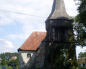 Zdjęcie przedstawia kamienno-drewniany kościół w Koniewiu.                                                                                                                                              