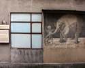 Zdjęcie przedstawia skarafitto słonia na budynku w Trzebiatowie.                                                                                                                                        