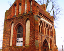Zdjęcie przedstawia Kaplicę z czerwonej cegły w stylu gotyckim w Policach.                                                                                                                              