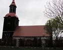 Zdjęcie przedstawia kamienno drewniany kościół                                                                                                                                                          
