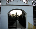 Zdjęcie przedstawia murowaną bramę wiejściową                                                                                                                                                           