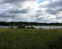 Zdjęcie przedstawia panoramę z jeziorem                                                                                                                                                                 