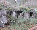 Zdjęcie przedstawia rozbite bunkry                                                                                                                                                                      