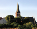 Zdjęcie przedstawia kościół z czerwonej cegły w miejscowości Przytor.                                                                                                                                   