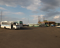 Widok na plac postojowy dla autobusów przy dworcu autobusowym                                                                                                                                           