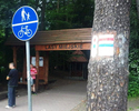 Zdjęcie przedstawia oznakowanie szlaków, znak drogowy oraz bramę wejściową do lasów                                                                                                                     