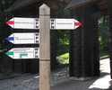 Zdjęcie przedstawia znaki w Wolińskim Parku Narodowym.                                                                                                                                                  