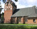 Zdjęcie przedstawia kościół z czerwonej cegły we Wrzosowie.                                                                                                                                             