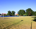 Zdjęcie przedstawia boisko do piłki nożnej.                                                                                                                                                             