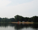 Zdjęcie przedstawia kąpielisko i plażę Dziewoklicz z przeciwnego brzegu.                                                                                                                                