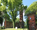 Ruiny kościoła w otoczeniu zieleni                                                                                                                                                                      