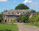 Zdjęcie przedstawia front pałacu przyległego do parku dworskiego w Wilczkowie.                                                                                                                          