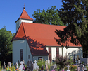 Zdjęcie przedstawia kościół w Rąbinie w widoku od strony cmentarza.                                                                                                                                     