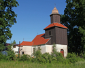 Zdjęcie przedstawia ścianę boczną i front kościoła w Słowieńsku.                                                                                                                                        
