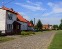 Zdjęcie przedstawia ulicę we wsi Przęsocin.                                                                                                                                                             