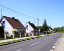 Zdjęcie przedstawia ulicę we wsi Dębostrów.                                                                                                                                                             