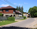 Zdjęcie przedstawia ulicę we wsi Bobolin.                                                                                                                                                               