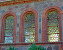 Zdjęcie przedstawia zbliżenie witraży w oknach kościoła w Redle.                                                                                                                                        