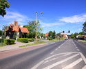 Zdjęcie przedstawia ulicę we wsi Pilchowo.                                                                                                                                                              