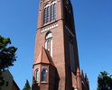 Zdjęcie przedstawia wieżę widokową z czerwonej cegły.                                                                                                                                                   